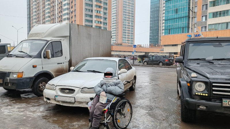 Женщина, просящая милостыню в Астане. Фото Назгуль Абжекенова