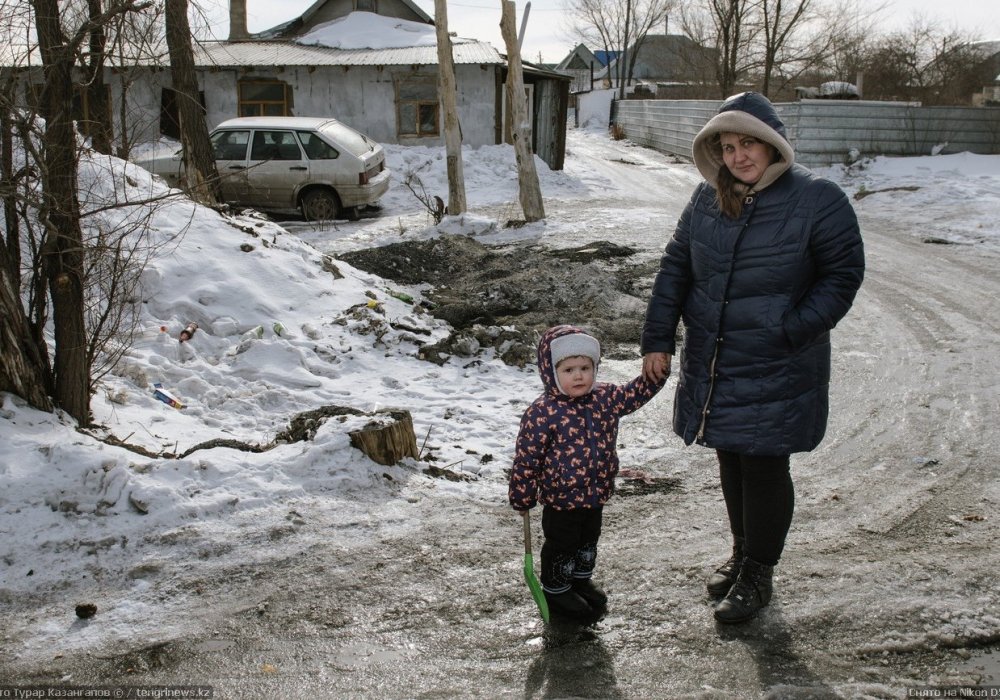 <p>"Основная проблема - дороги. А еще нет детских площадок, все детки возле мусора гуляют. Дети играют постоянно в бардаке. Конечно, понятно, что это дача, но, с другой стороны, люди уже как бы оприходовали это место и это уже как бы считается населенный пункт", - говорит Маргарита Абдулина.</p>