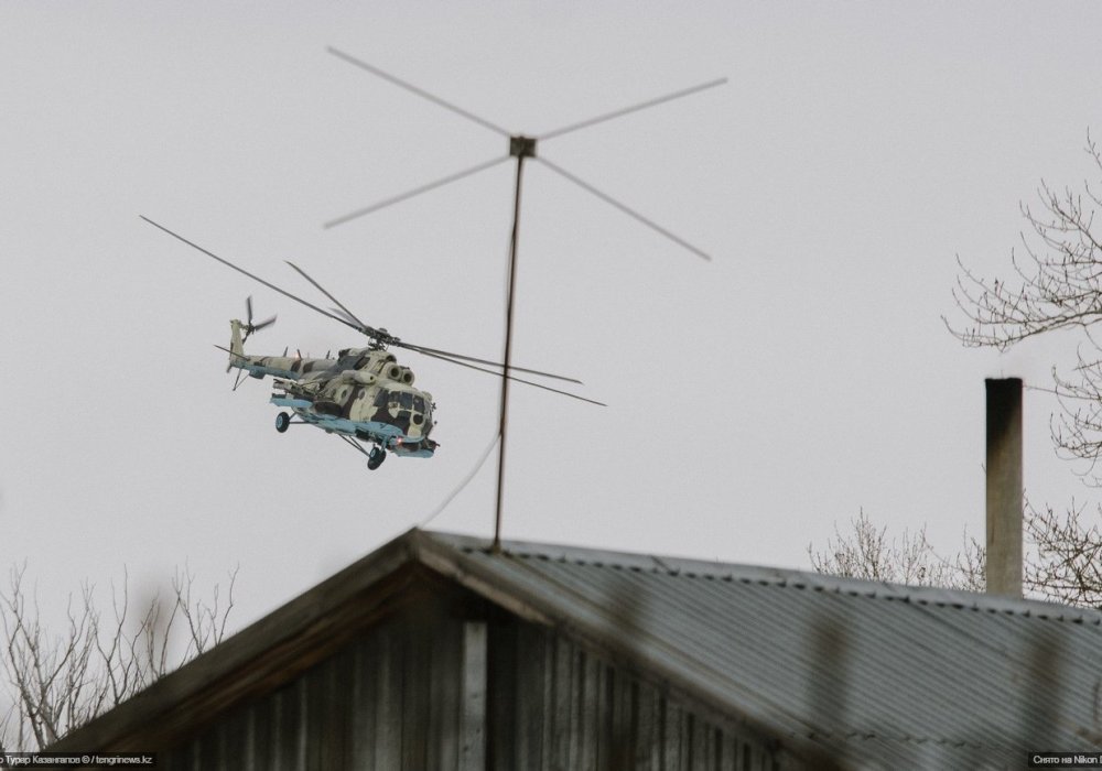 <p>В ходе этого рассказа раздался звук приближающегося вертолета. Что он делал в жилом массиве "Интернациональный", неизвестно. Возможно, он как-то относится к воинской части, которая расположена здесь, а возможно, этот облет как-то связан с кампанией по профилактике паводков, которую проводит КЧС.</p>