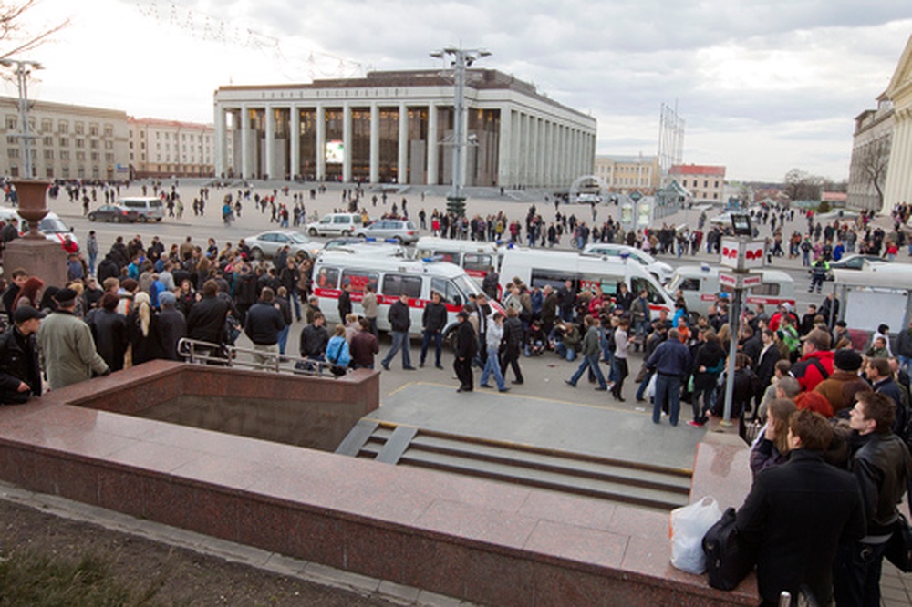 Жители Минска у входа на станцию метро, где произошел взрыв. Фото РИА НОВОСТИ©