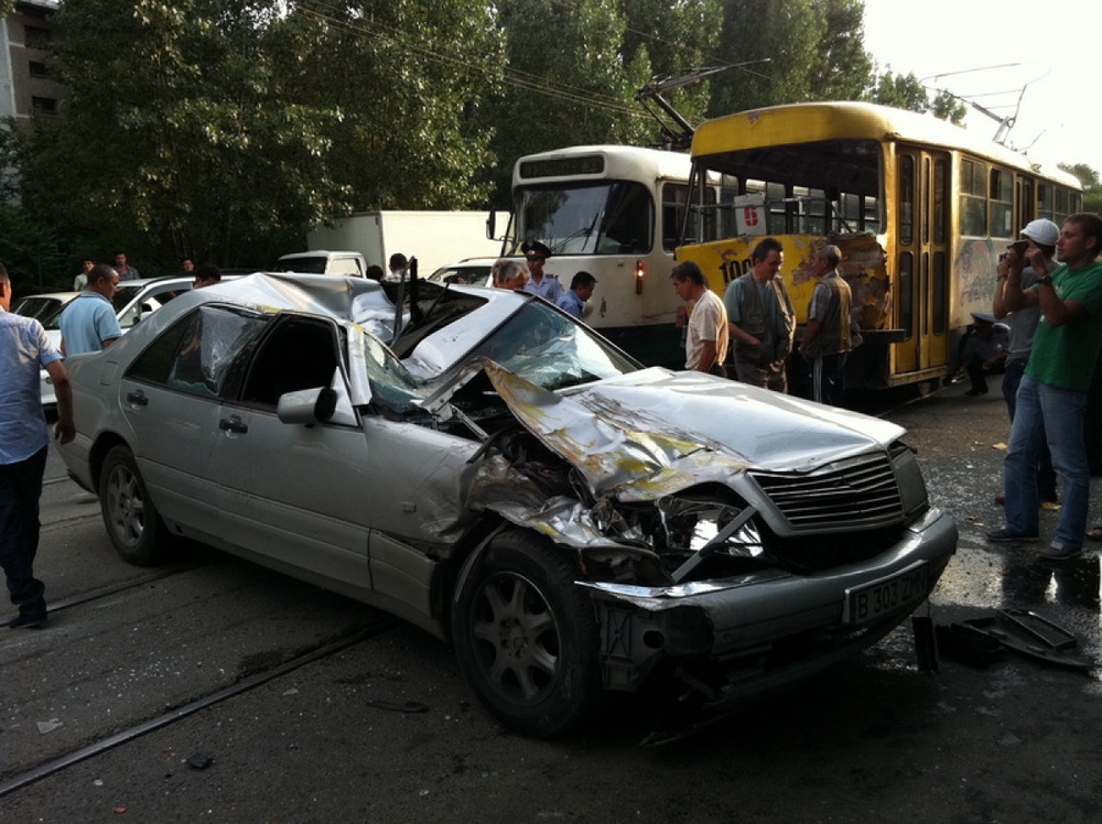 Водитель Mercedes отделался ушибами. ©Азат Коржинбаев