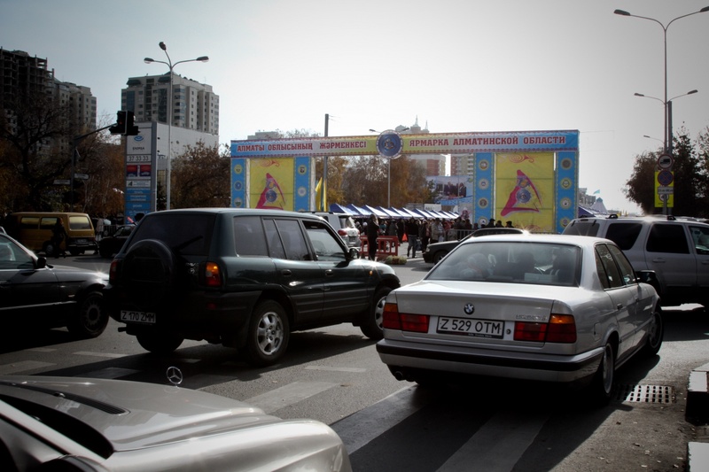 Скопление авто на перекрестке улицы Сейфуллина и проспекта Республики ©Даниал Окасов