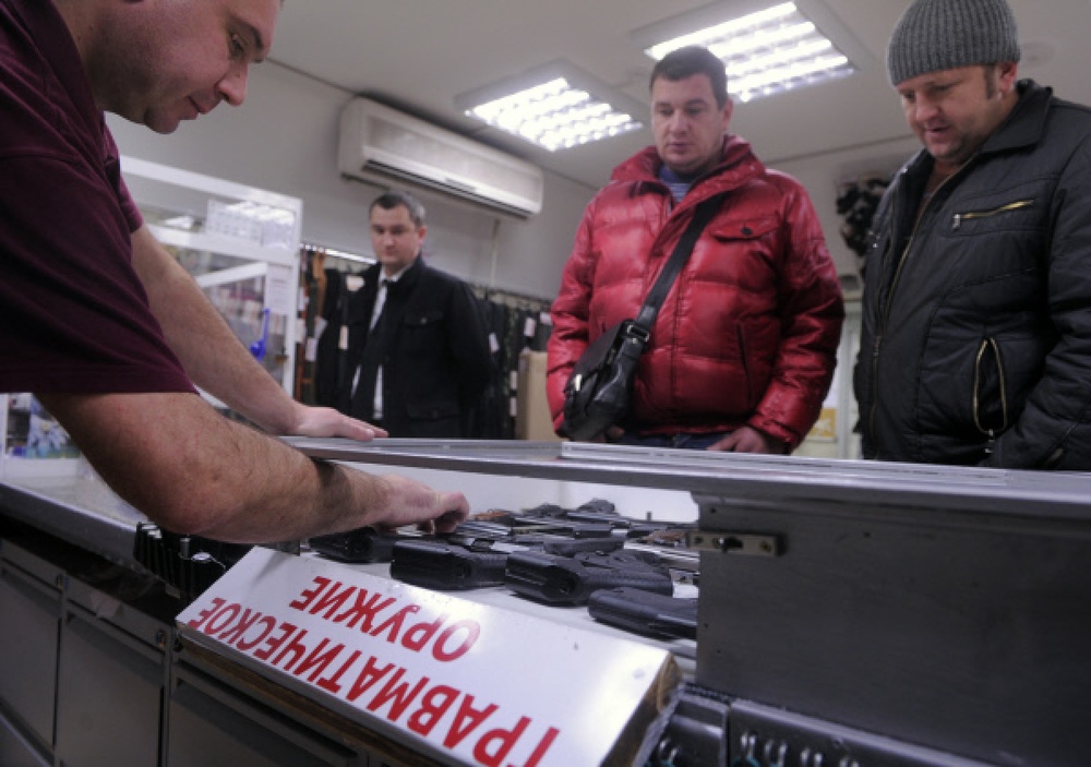 Травматическое оружие на витрине в одном из оружейных магазинов Москвы. Фото ©РИА НОВОСТИ