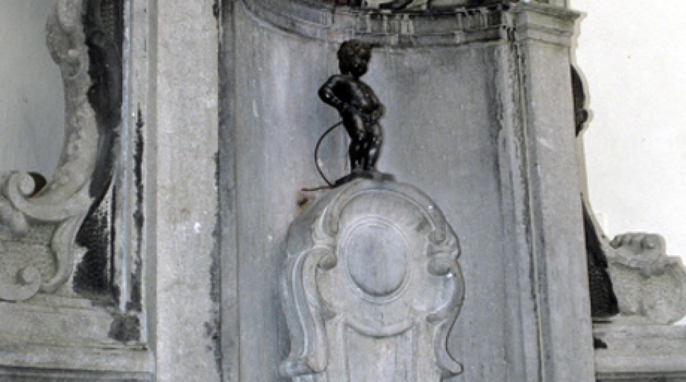 Символ Брюсселя - скульптура "Писающий мальчик" (Manneken-Pis), расположенная рядом с городской ратушей. Фото ©РИА НОВОСТИ