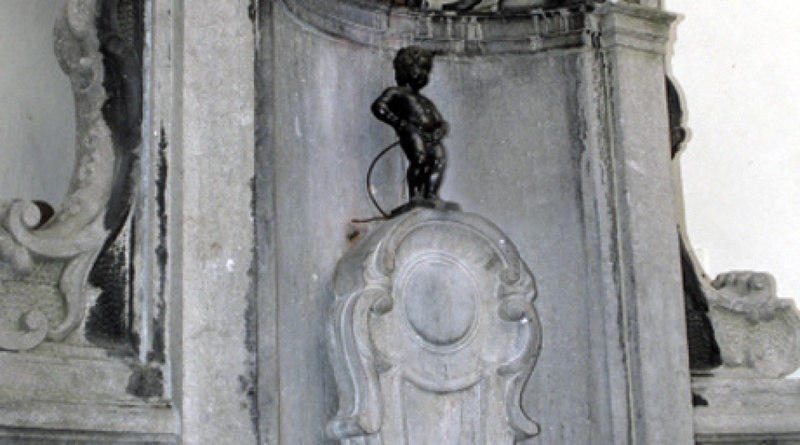 Символ Брюсселя - скульптура "Писающий мальчик" (Manneken-Pis), расположенная рядом с городской ратушей. Фото ©РИА НОВОСТИ