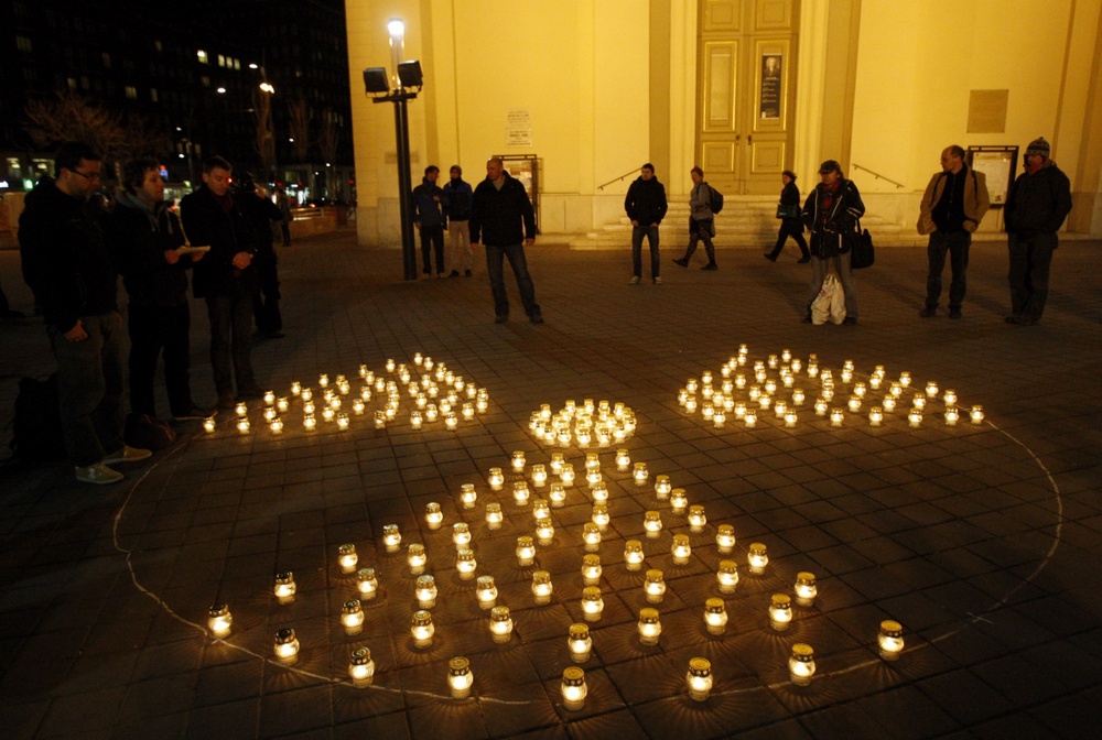 Акция памяти в честь годовщины землетрясения в Японии в одном из городов мира. Фото REUTERS/Bernadett Szabo