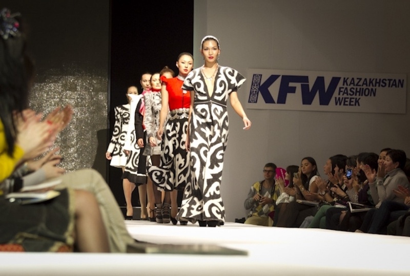 Коллекция Аи Бапани на KFW 2011: сезон весна-лето. Фото Владимир Дмитриев