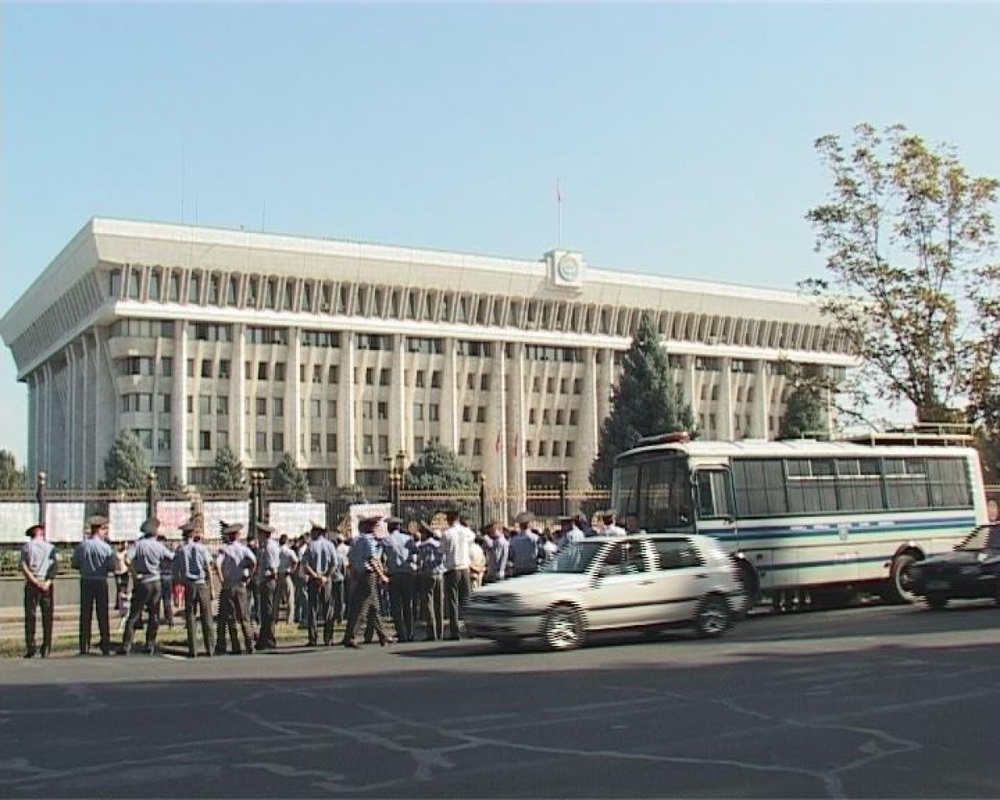 Полицейские у здания Парламента Кыргызстана в Бишкеке. Фото ©tengrinews.kz