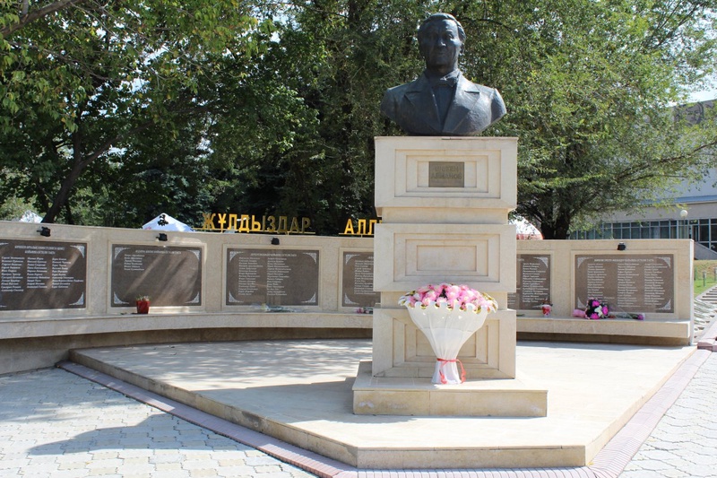 Здесь вписаны имена тех, кто внес лепту в развитие отечественного кино. Фото ©АО "Казахфильм"