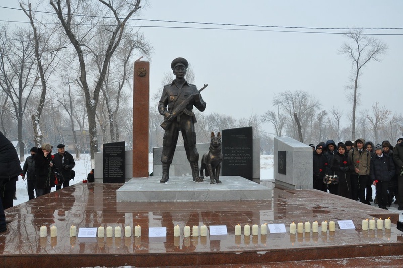 Зажженные свечи у памятника пограничникам в Шымкенте. Фото Tengrinews©