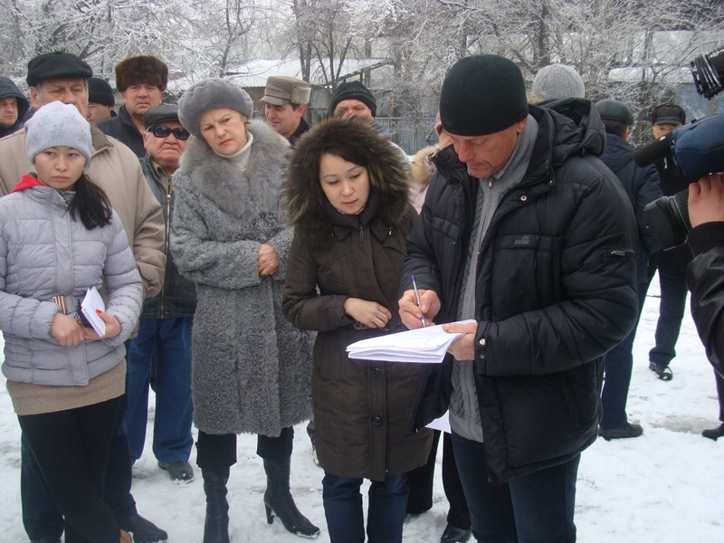 Активисты проводят сбор подписей в защиту парковки. Фото©Алишер Ахметов