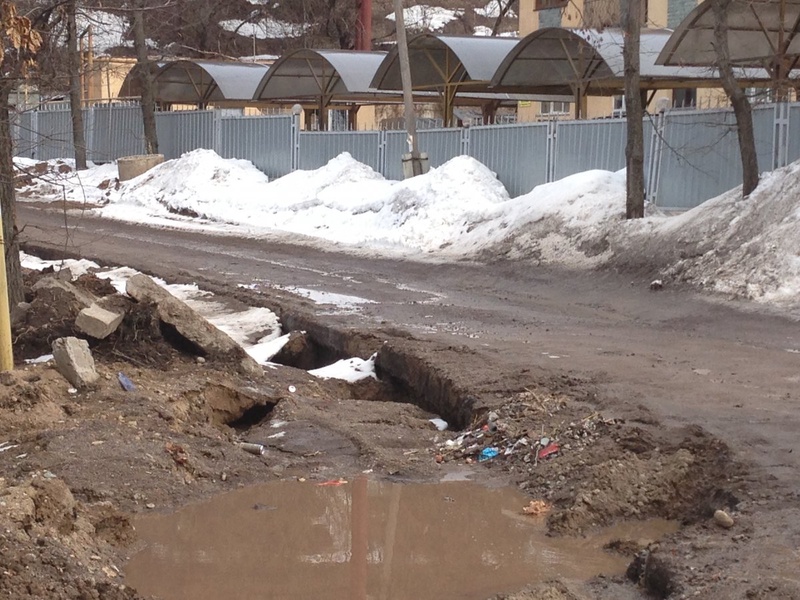 Аварийный участок дороги на улице Оспанова. Фото Tengrinews.kz©