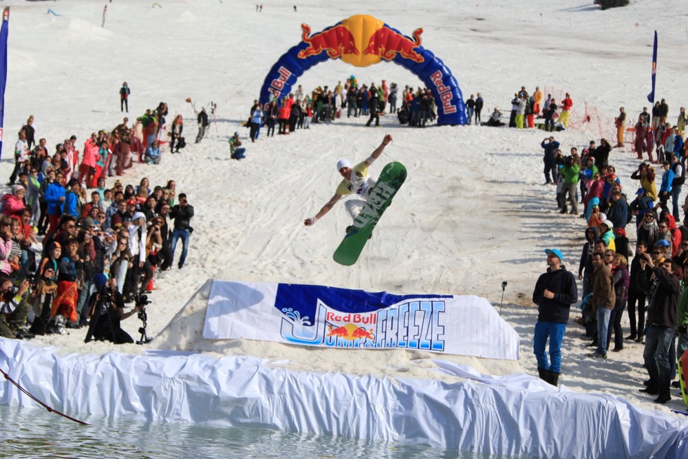 Соревнования прыжков в бассейн на лыжах и сноубордах Red Bull Jump and Freeze.
Фото ©Владимир Прокопенко