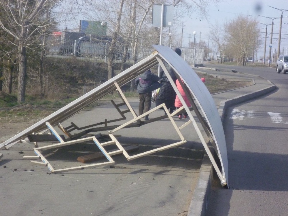 На остановке в этот момент находилось несколько человек, которые успели вовремя отбежать от места столкновения. Фото Tengrinews.kz