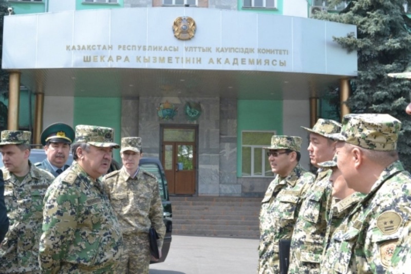 Глава Погранслужбы на встрече в Академии Погранслужбы. Фото с сайта shekara.kz