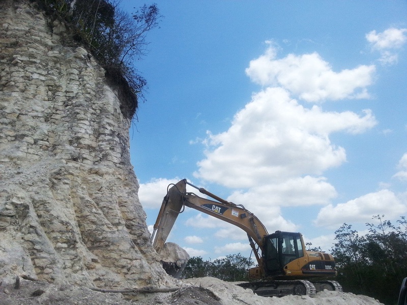 Эскаватор работает на месте бывшей пирамиды. Фото Jules Vasquez / 7NewBelize.com/huffingtonpost.com