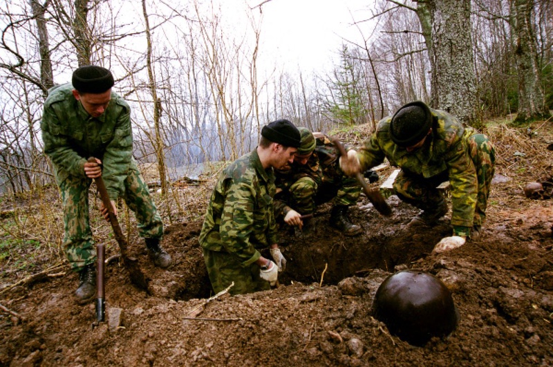 Поиск и захоронение останков советских воинов, погибших во время Великой Отечественной войны. Фото ©РИА Новости