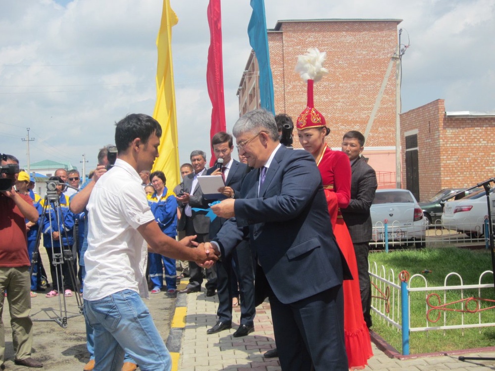 Новоселов поздравляет аким области Крымбек Кушербаев. Фото ©tengrinews.kz