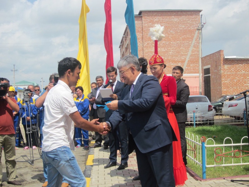 Новоселов поздравляет аким области Крымбек Кушербаев. Фото ©tengrinews.kz