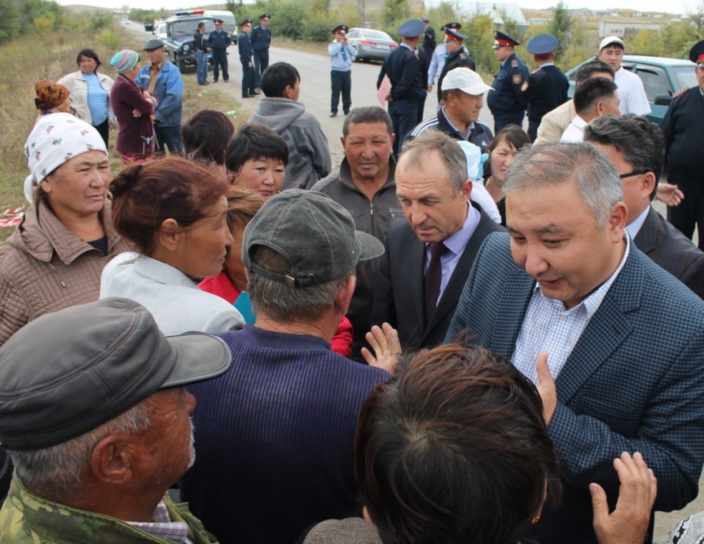 Протестовать вышли около 50 возмущенных граждан. Фото  ©<a href="http://yk-news.kz" target="_blank">yk-news.kz</a>/Зарина Абильмажинова