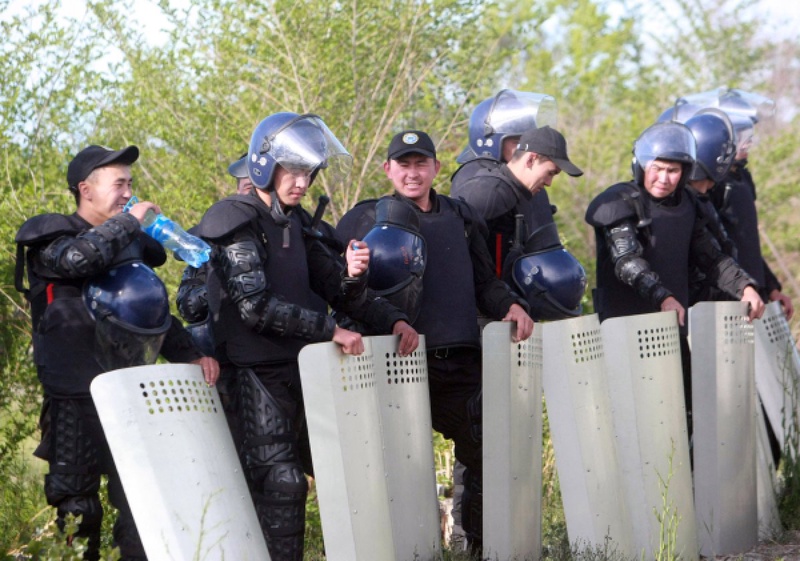 Спецназ в оцеплении во время беспорядков неподалеку от рудника Кумтор. Фото ©РИА Новости