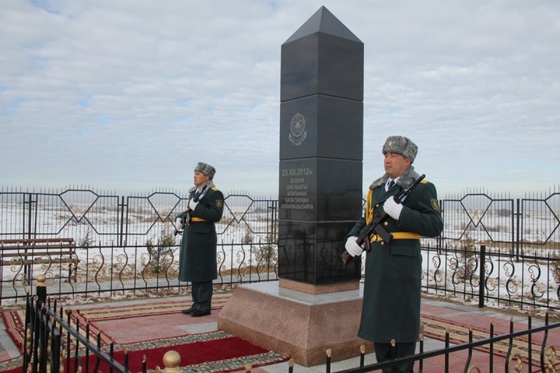 В годовщину авиакатастрофы под Шымкентом почтили память пограничников. Фото ©Tengrinews