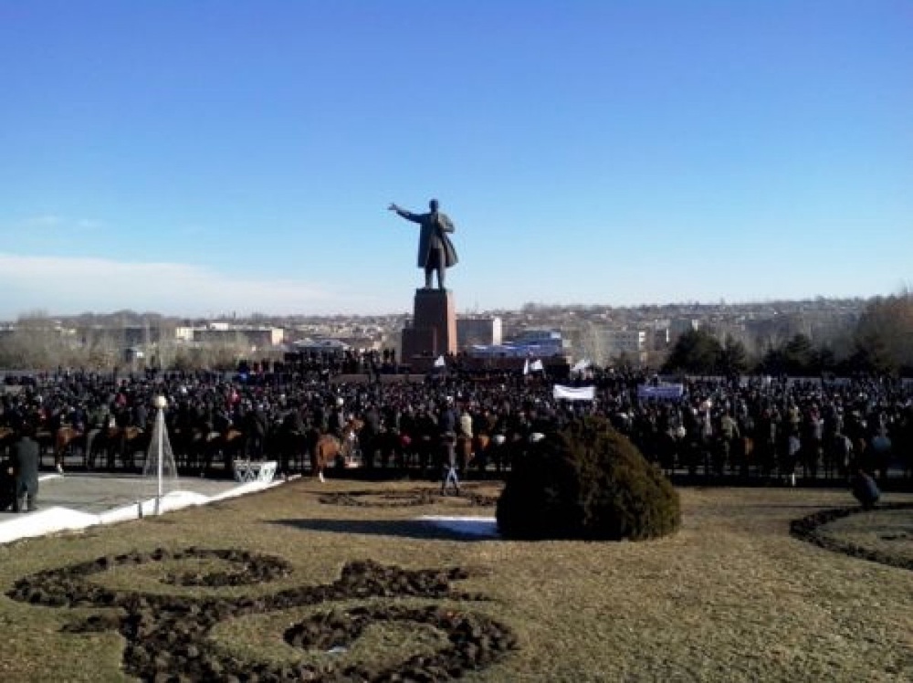 В Оше на центральной площади на мирный митинг собралось около 2 тыс. человек. ©ИА АКИpress