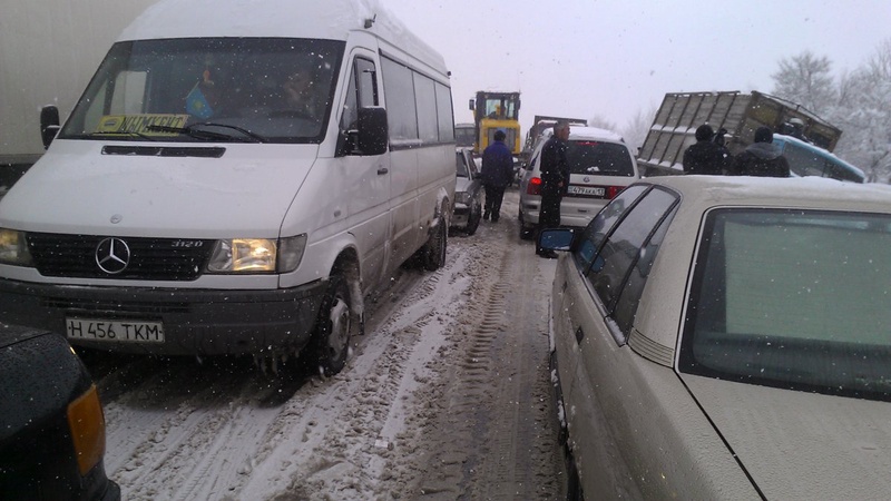 Автомобильный затор парализовал движение на несколько часов. Фото Tenginews©