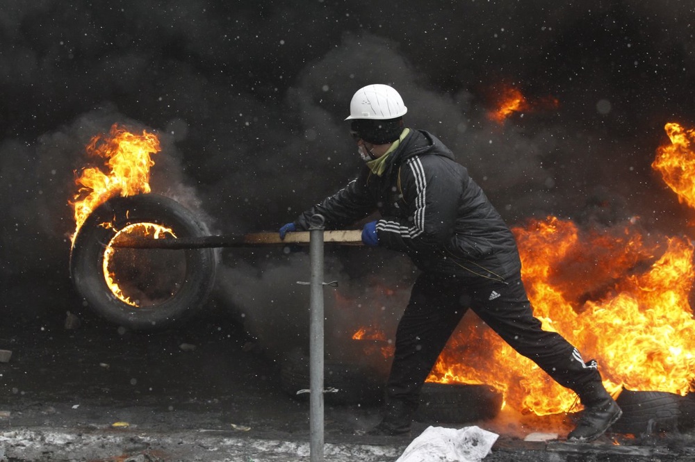 Митингующие подожгли шины на трассе Львов - Краковец. ©REUTERS