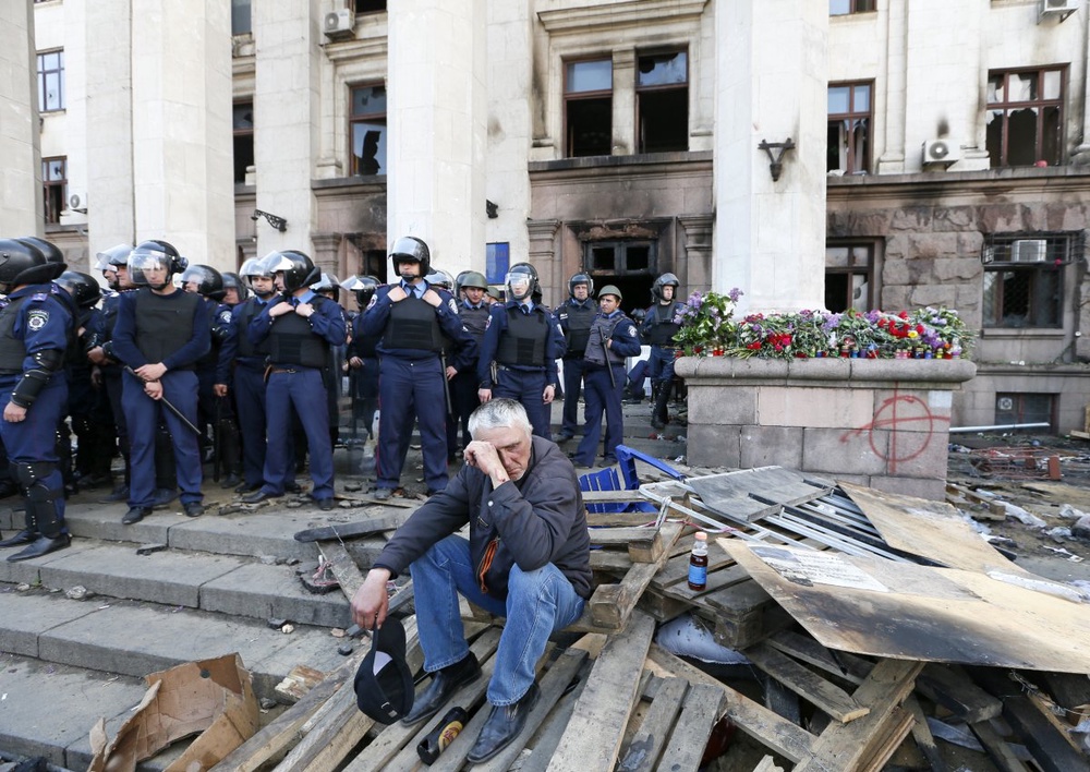 У дома профсоюзов в Одессе. ©REUTERS