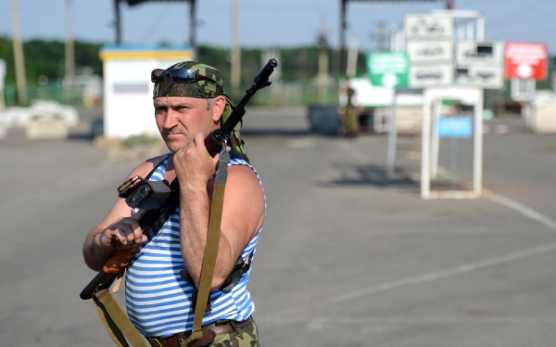 Ополченец ЛНР на пропускном пункте. РИА Новости