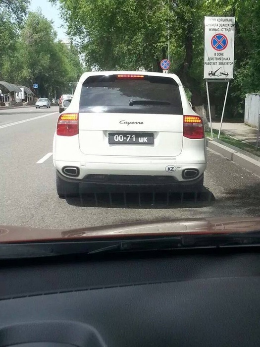 Porsche Cayenne с номерами погранслужбы РК в Алматы. Фото Куаныша Егимбаева.