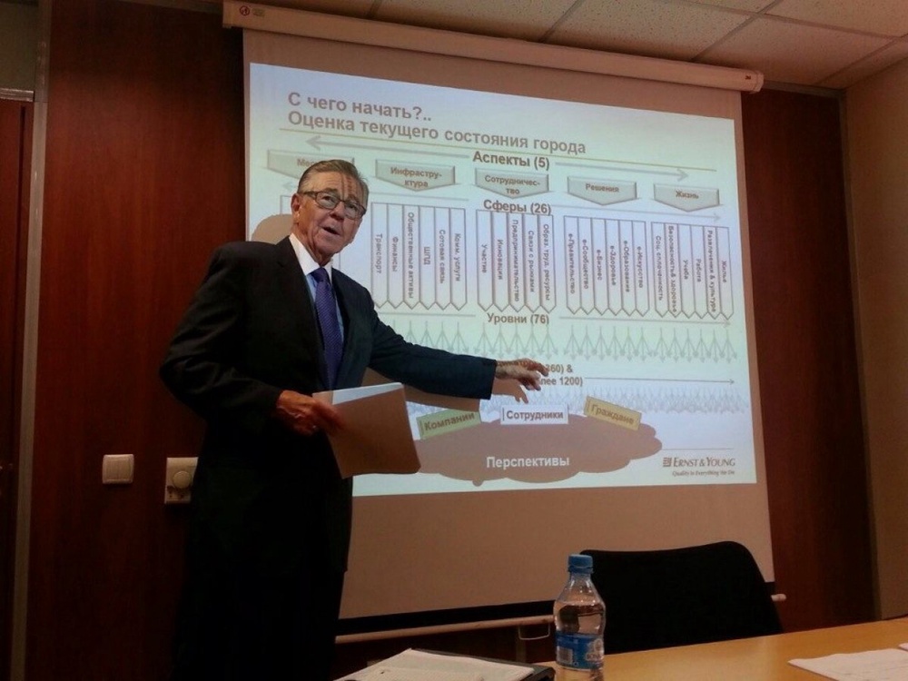 Исполнительный директор Центра развития "умных городов" компании "Ernst and Young" Билл Хатчисон. Фото Алтынай Жумжумина 