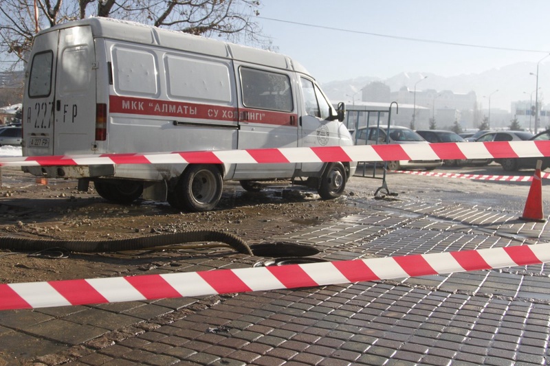 Из-за аварии на трубопроводе в Алматы затопило проспект Аль-Фараби Фото ©Владимир Прокопенко