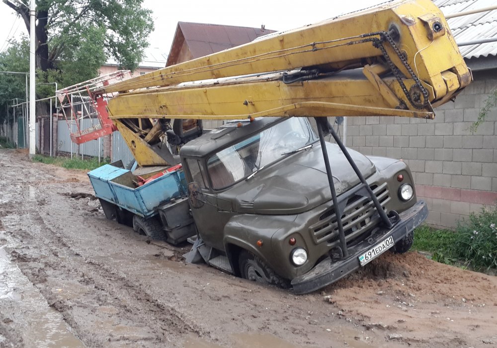 Авто проваливаются под землю в Алматы после дождя.
Фото ©Владислав Люгай.