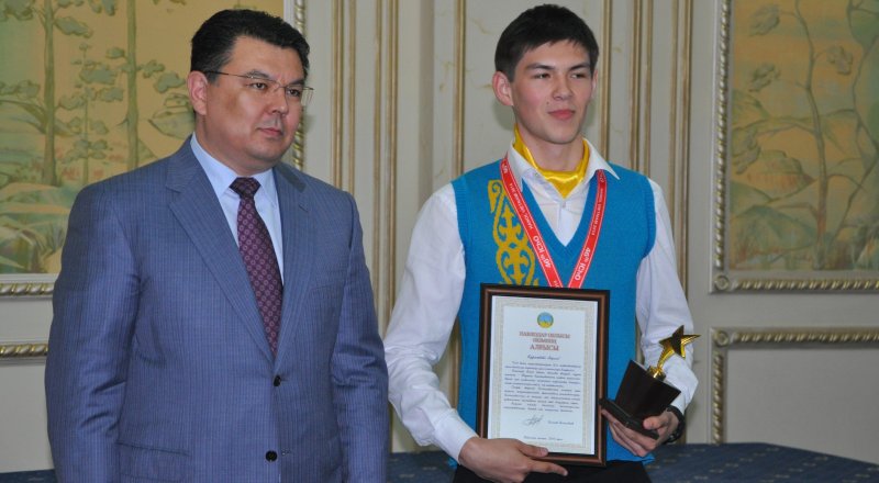 Адиль Кабылда с акимом Павлодарской области Канатом Бозумбаевым. Фото предоставлено управлением образования Павлодарской области.