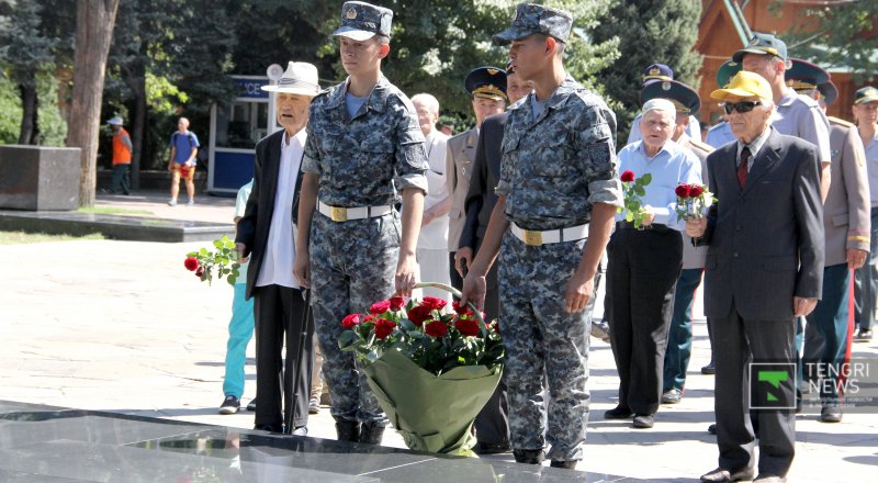 Возложение цветов к Вечному огню. ©Айжан Тугельбаева