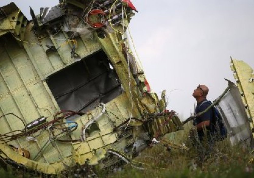 На месте катастрофы рейса MH17. Фото © REUTERS