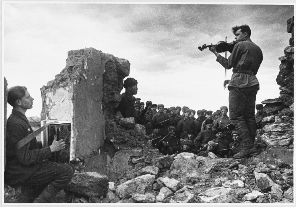 Советские солдаты играют на аккордеоне и скрипке на развалинах дома, 1943 г.од. © Global Look Press