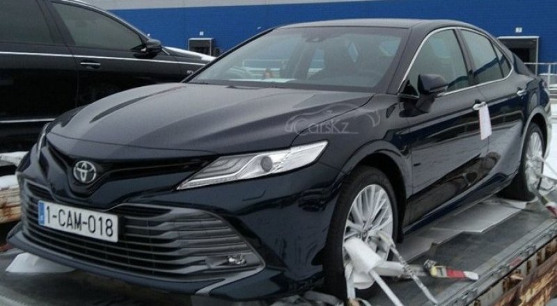 Новая Toyota Camry 70 на складе временного хранения в Алматы. © Carskz