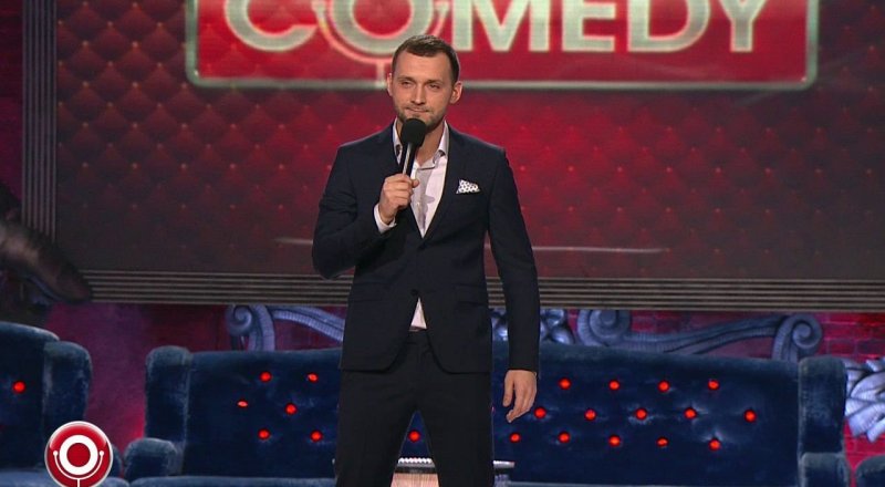 Руслан Белый на сцене Comedy Club. Кадр телеканала ТНТ