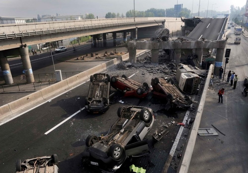 Последствия землетрясения в Сантьяго 27 февраля 2010 года. © Reuters