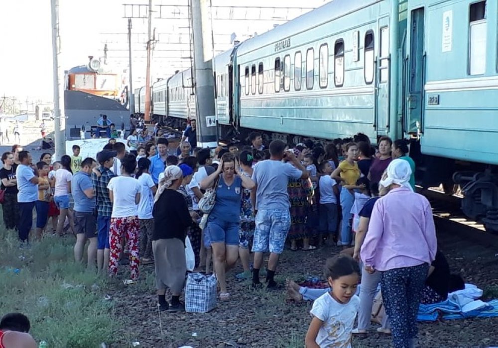 Фото пассажиров простаивающего поезда. 