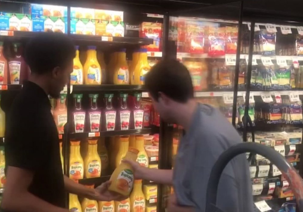 Кадр из видео Store clerk shows autistic teen how to stock shelves / Youtube