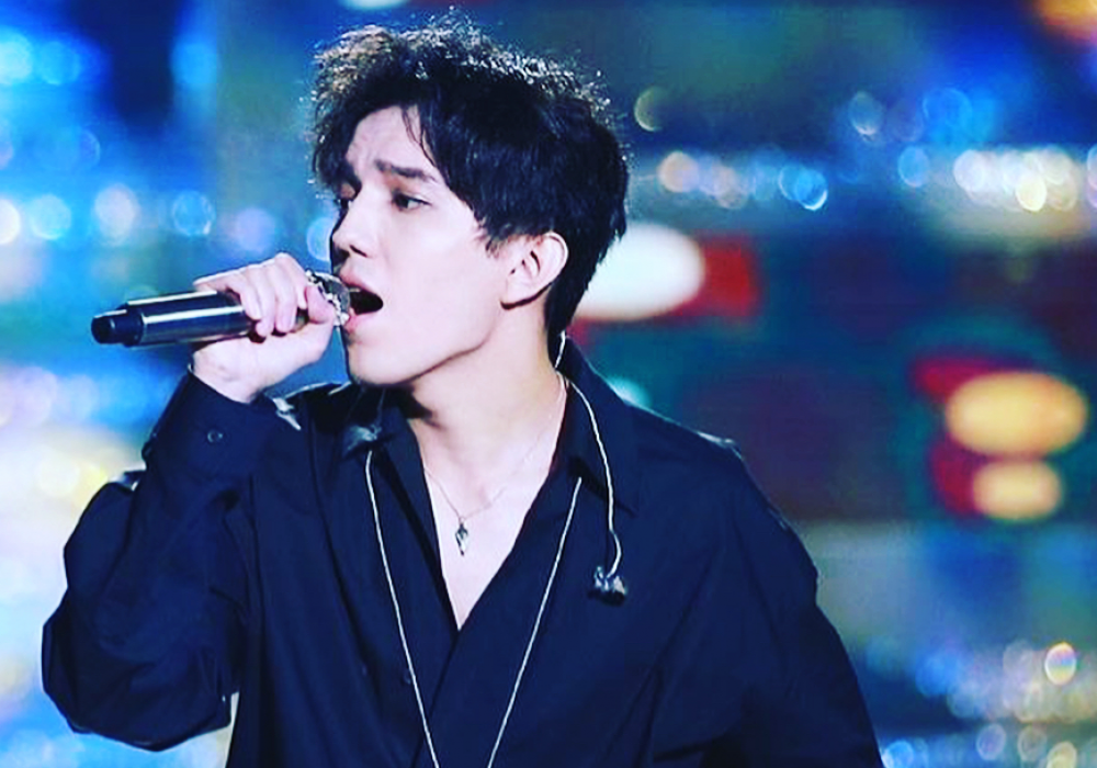 Димаш Кудайберген на сцене конкурса  "Мисс Мира-2018". © instagram/kudaibergenov.dimash