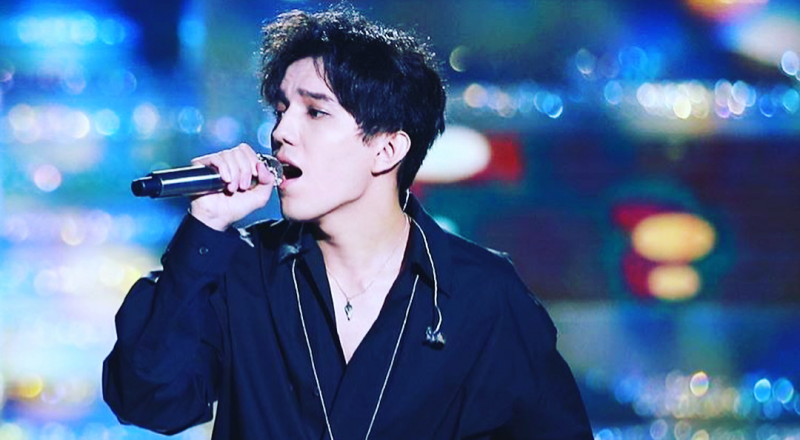 Димаш Кудайберген на сцене конкурса  "Мисс Мира-2018". © instagram/kudaibergenov.dimash