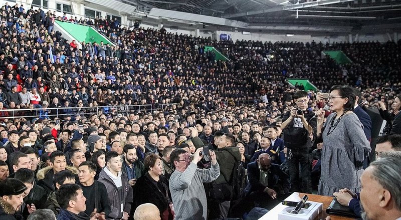 Мэр Якутска Сардана Авксентьева на митинге в спорткомплексе "Триумф". © sakhaday.ru