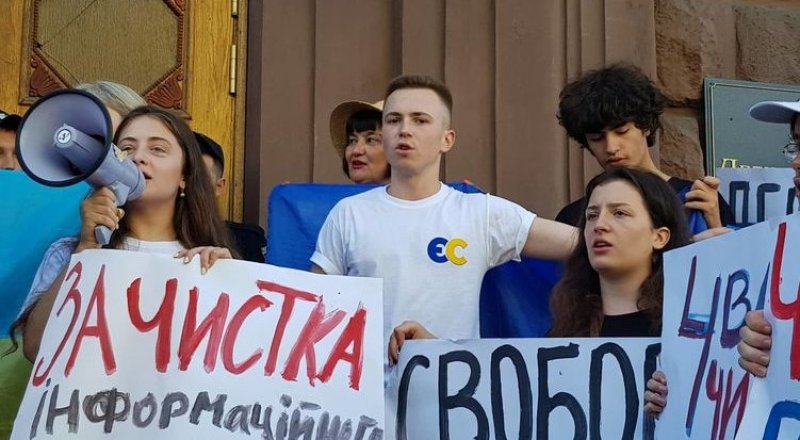 Двое дочерей и младший сын Порошенко (в черном) на митинге. Фото: strana.ua