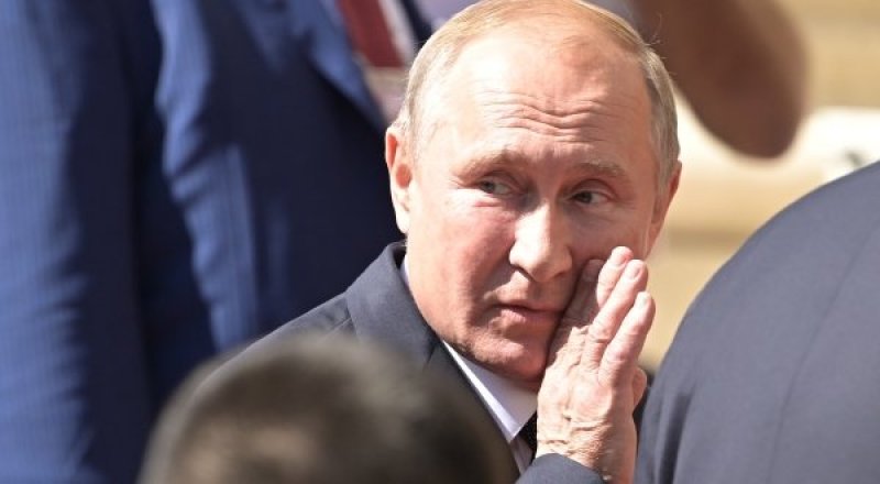 Путин отвечает на вопрос журналистки телеканала "Рустави 2" по пути в резиденцию президента Армении. Фото РИА Новости