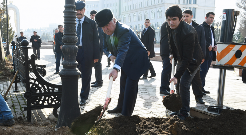 Эмомали Рахмон со своим младшим сыном Сомоном. Фото пресс-службы президента Таджикистана